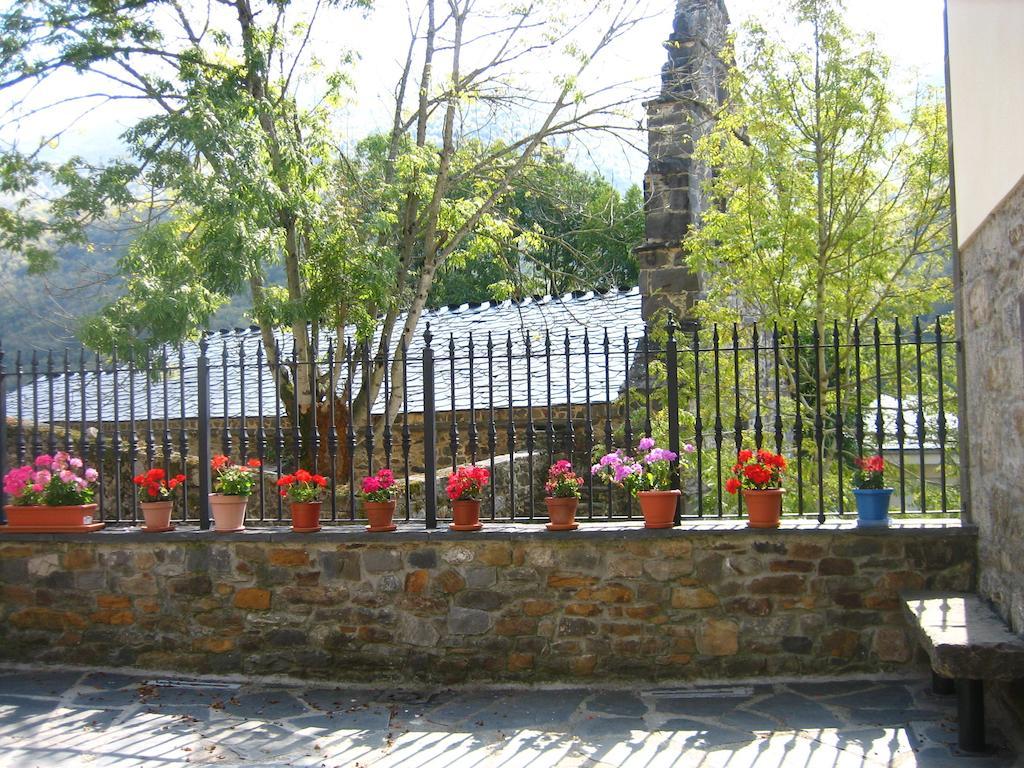 Apartamentos Rurales Casa Baltasar Monasterio De Hermo ภายนอก รูปภาพ