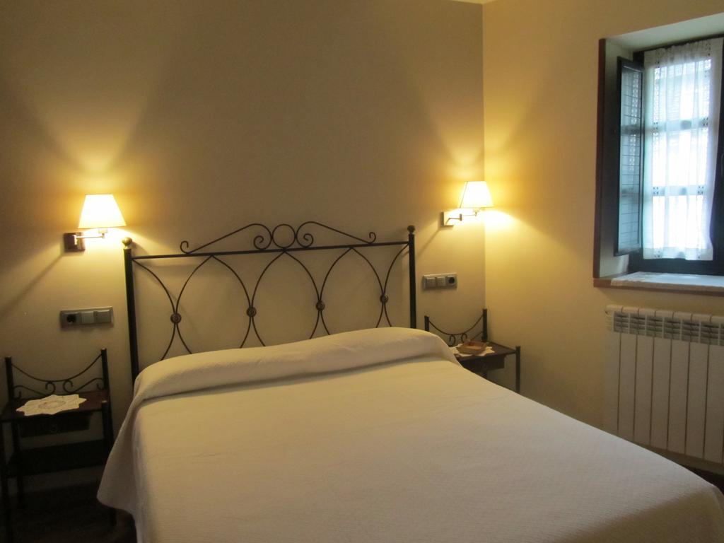 Apartamentos Rurales Casa Baltasar Monasterio De Hermo ภายนอก รูปภาพ